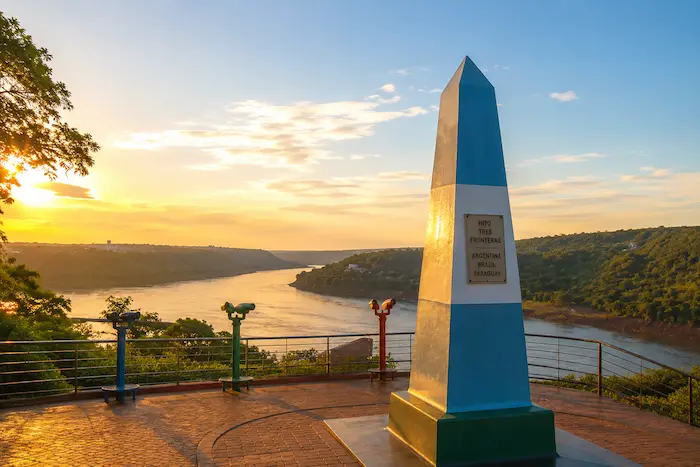 Hito XXI y confluencia de los ríos Iguazú, Paraná y Paraguay