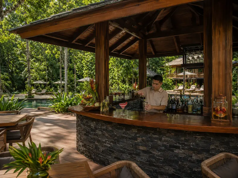 Bar del Hotel Yaguas junto a la piscina con cócteles y vista a la selva