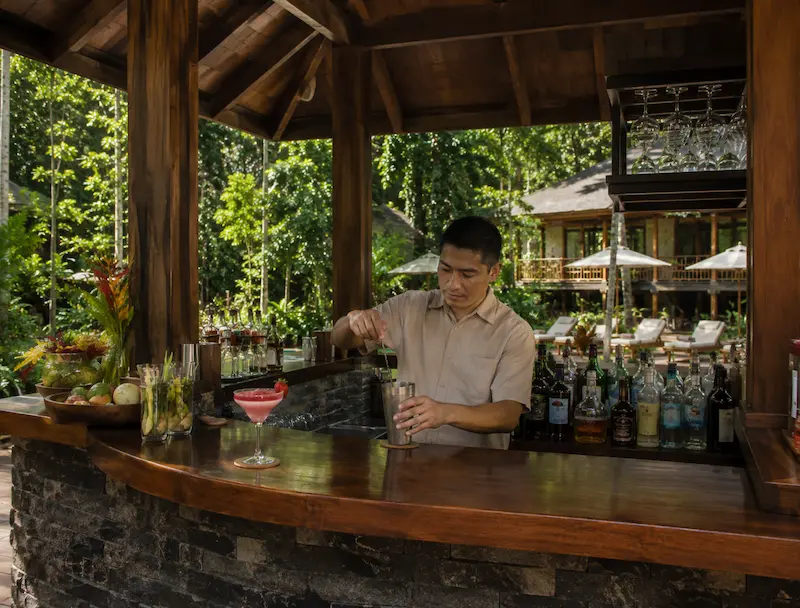 Bar en la piscina con cócteles y bebidas - Hotel Yaguas