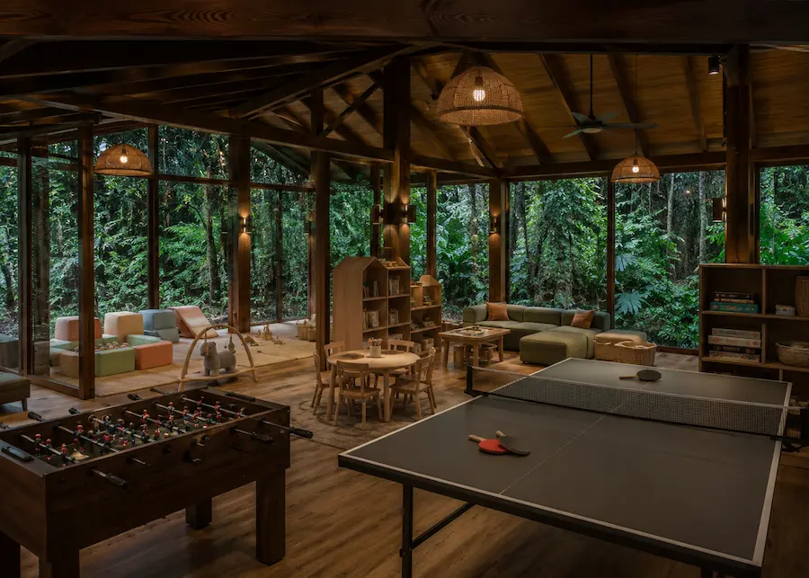 Playroom interior cubierto con juegos para niños incluidos pingpong y metegol