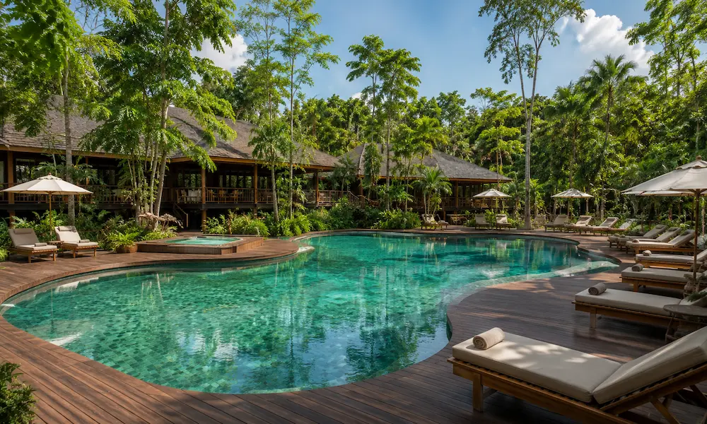 Piscina exterior con deck rodeada de selva en Hotel Yaguas